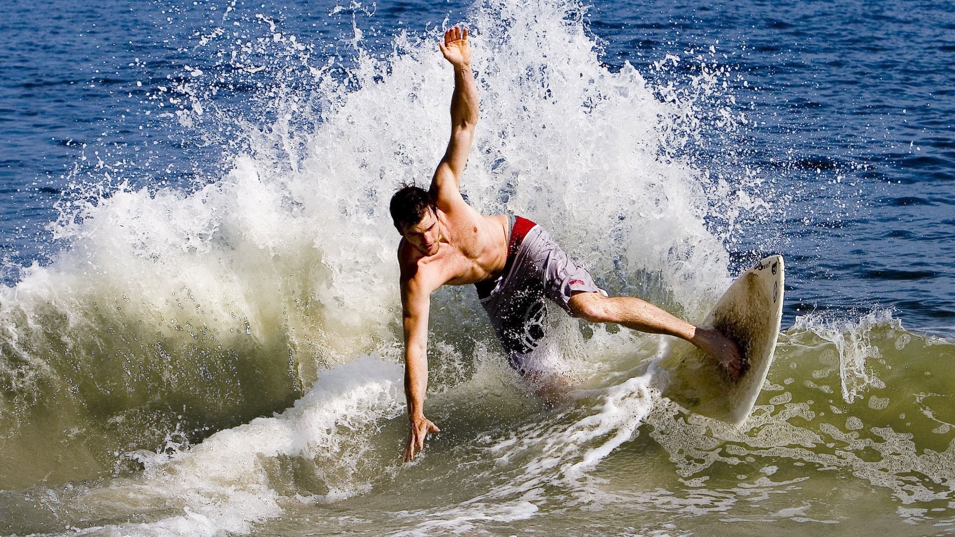 赛道上的绝杀时刻，阿隆索高光表现助雷诺车队力压红牛二队